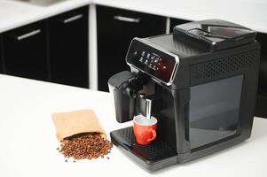 verschwommen Hintergrund von Küche und Kaffee Maschine mit rot Tasse und Raum zum Sie foto