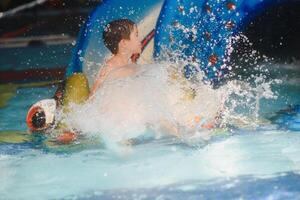 Junge haben Spaß im aqua Park foto