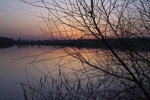 Sonnenuntergang Landschaft. Teich beim Sonnenuntergang Zeit. Abend Farbe von Himmel. foto