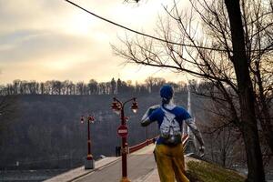 Fußgänger Brücke, Kiew, Ukraine. Winter Stadtbild. foto