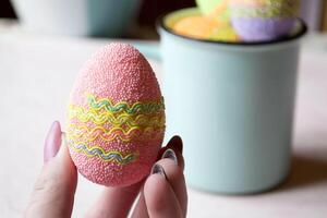 Ostern Ei im weiblich Hand schließen oben foto