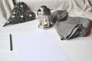 gemütlich Platz Dekoration auf ein Weiß Tabelle Licht von ein Kerze im ein Leuchter Jahrgang Objekte foto
