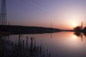 Sonnenuntergang Landschaft. Teich beim Sonnenuntergang Zeit. Abend Farbe von Himmel. foto