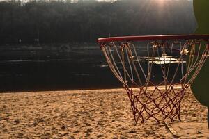 Basketball auf das Sonnenuntergang Strand. Basketball Ring auf das Strand. foto