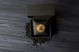 golden Bitcoin im ein schwarz Kasten. Gold Münze von Kryptowährung. foto