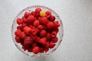 reif Himbeeren im Kristall Schüssel auf das Tisch. foto