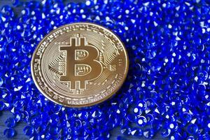 golden Bitcoin auf das Blau Juwelen. foto