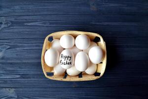 Eier im ein Korb auf das hölzern Jahrgang Tisch. glücklich Ostern Tag. Ostern Hintergrund. foto