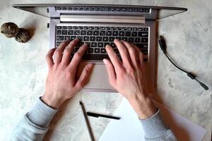 Geschäftsmann Arbeiten beim Büro. Laptop, Bleistift, Stift, betrachten, Papier und männlich Hände. foto