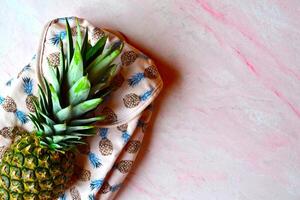 Ananas und Rucksack auf das Tisch. Sommer- eben legen. foto