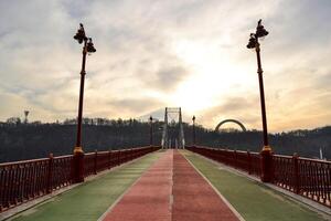 Fußgänger Brücke, Kiew, Ukraine. Winter Stadtbild. foto