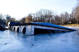 gezeichnet Schiff auf das Winter See. foto