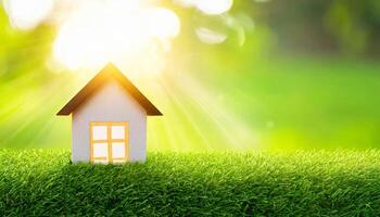 ai generiert Kopieren Raum von Zuhause und Leben Konzept. klein Modell- Zuhause auf Grün Gras mit Sonnenlicht abstrakt Hintergrund. foto
