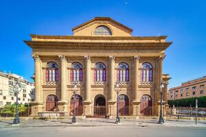 das zurück von das massimo Theater im Palermo foto