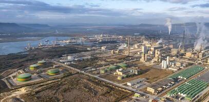 atemberaubend Antenne Aussicht Panorama von ein chemisch industriell Zone. foto