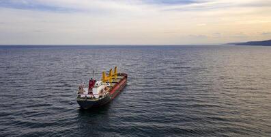 groß Schiff beim Meer. Antenne oben Aussicht von Ladung Schiff Schiff importieren Export Segeln. foto