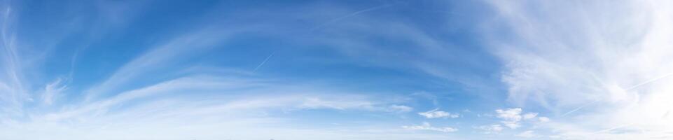 Panoramablick auf den blauen Himmel mit erstaunlichen Wolken foto