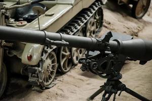 Sinsheim, Deutschland - 16. Oktober 2018 Technikmuseum. Kanone und alter brauner Panzer im Hintergrund. Fahrzeugausstellung foto