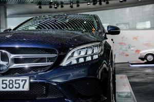 Stuttgart, Deutschland - 16. Oktober 2018 Mercedes Museum. blaues modernes Luxusauto mit anderem Fahrzeug hinter drinnen geparkt