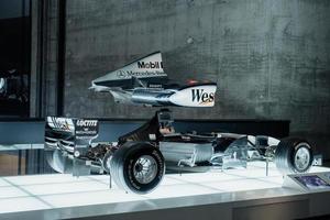 Stuttgart, Deutschland - 16. Oktober 2018 Mercedes Museum. einsitziger Sportwagen auf der Tribüne mit Licht von unten geparkt foto