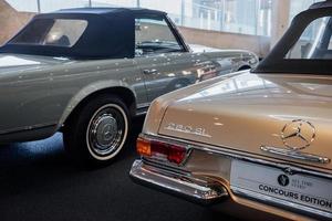 Stuttgart, Deutschland - 16. Oktober 2018 Mercedes Museum. Lese- und Seitenteile. schön aussehende alte Retro-Autos auf der Automesse foto