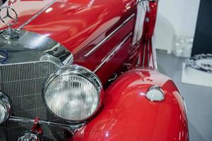 Sinsheim, Deutschland - 16. Oktober 2018 Technikmuseum. poliertes rotes Luxusauto im Retro-Stil