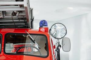 Nahaufnahme Foto von Scheinwerfern. vor dem rot polierten Feuerwehrauto, das in der Ausstellung steht