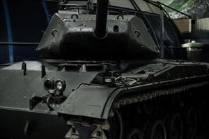 Sinsheim, Deutschland - 16. Oktober 2018 Technikmuseum. Kanone drehte sich zur Kamera. mächtiger alter schwarzer Panzer auf der Ausstellung foto