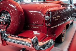 Sinsheim, Deutschland - 16. Oktober 2018 Technikmuseum. Heckteil des kirschroten Retro-Autos mit Metallkonstruktion für das Reserverad foto