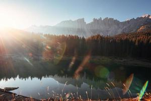 unerforschte Orte. Herbstlandschaft mit klarem See, Tannenwald und majestätischen Bergen foto