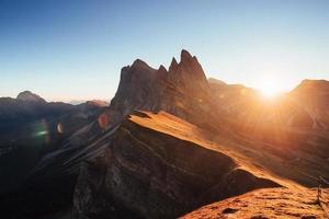 Foto in der Nähe des Randes. schöner Sonnenuntergang in den italienischen majestätischen Seceda-Dolomitbergen