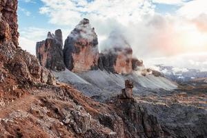 gutes Wetter. Berge in Nebel und Wolken. Drei Zinnen von Lavaredo foto