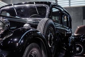 schwarzes antikes glänzendes Auto mit Reserverad an der Seite foto