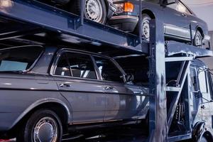 vier versilberte Autos auf dem Transportwagen im großen Raum foto