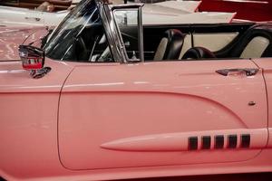 Sinsheim, Deutschland - 16. Oktober 2018 Technikmuseum. Seitenansicht des seltenen rosa Cabriolets. schöner Klassiker foto