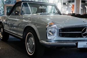 Stuttgart, Deutschland - 16. Oktober 2018 Mercedes Museum. zweisitzige weiße Limousine, die im geräumigen Ausstellungsraum geparkt ist foto