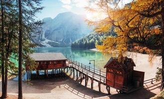 schönes Wetter. gute Landschaft mit Bergen. touristischer Ort mit Holzgebäude und Birne foto