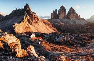 gutes Wetter. Außergewöhnliche Landschaft der majestätischen Seceda-Dolomiten bei Tag foto