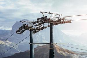 Wunderschöner Berg im Hintergrund. Seilbahn steht auf den Hügeln in Seceda Dolomiten foto