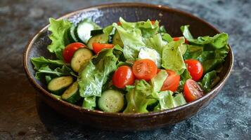 ai generiert Salat mit Romaine Kopfsalat, Kirsche Tomaten, Gurken, und ein Zitrone Dressing foto