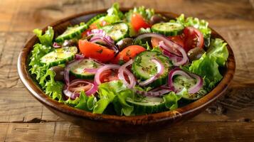 ai generiert ein erfrischend Salat mit Gurke, Tomaten, rot Zwiebel, Oliven, und ein griechisch Joghurt Dressing foto
