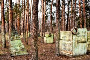 Platz zum Paintball im das Wald. foto