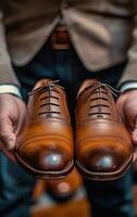 ai generiert Polieren Leder Schuhe im Hände von Mann foto