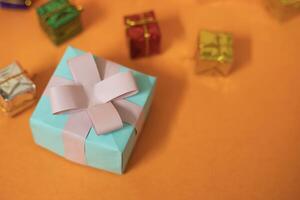 Geschenk Kisten auf Orange Hintergrund. Weihnachten und Neu Jahr Konzept foto