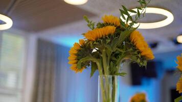 Hochzeit Tisch. schön Dekor auf das Tabellen Sonnenblumen foto