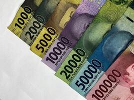 indonesisch Rupiah. Sammlung von indonesisch Rupiah Banknoten isoliert auf Weiß Hintergrund foto