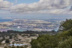 atemberaubend Panorama- Aussicht von haifa von montieren Carmel, einschließlich Meer Hafen und Wohn Bereiche foto