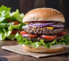 ai generiert Nahansicht von ein Hamburger mit Sesam Samen Brötchen, Kopfsalat, Tomaten, rot Zwiebeln, Speck, und ein Rindfleisch Pastetchen auf ein hölzern Oberfläche mit Grüner Salat Blätter im das Hintergrund foto