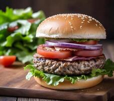 ai generiert Nahansicht von ein Hamburger mit Sesam Samen Brötchen, Kopfsalat, Tomaten, rot Zwiebeln, Speck, und ein Rindfleisch Pastetchen auf ein hölzern Oberfläche mit Grüner Salat Blätter im das Hintergrund foto