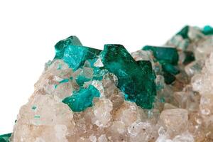 Makro-Mineralstein Dioptase-Silikat-Kupfer auf weißem Hintergrund foto